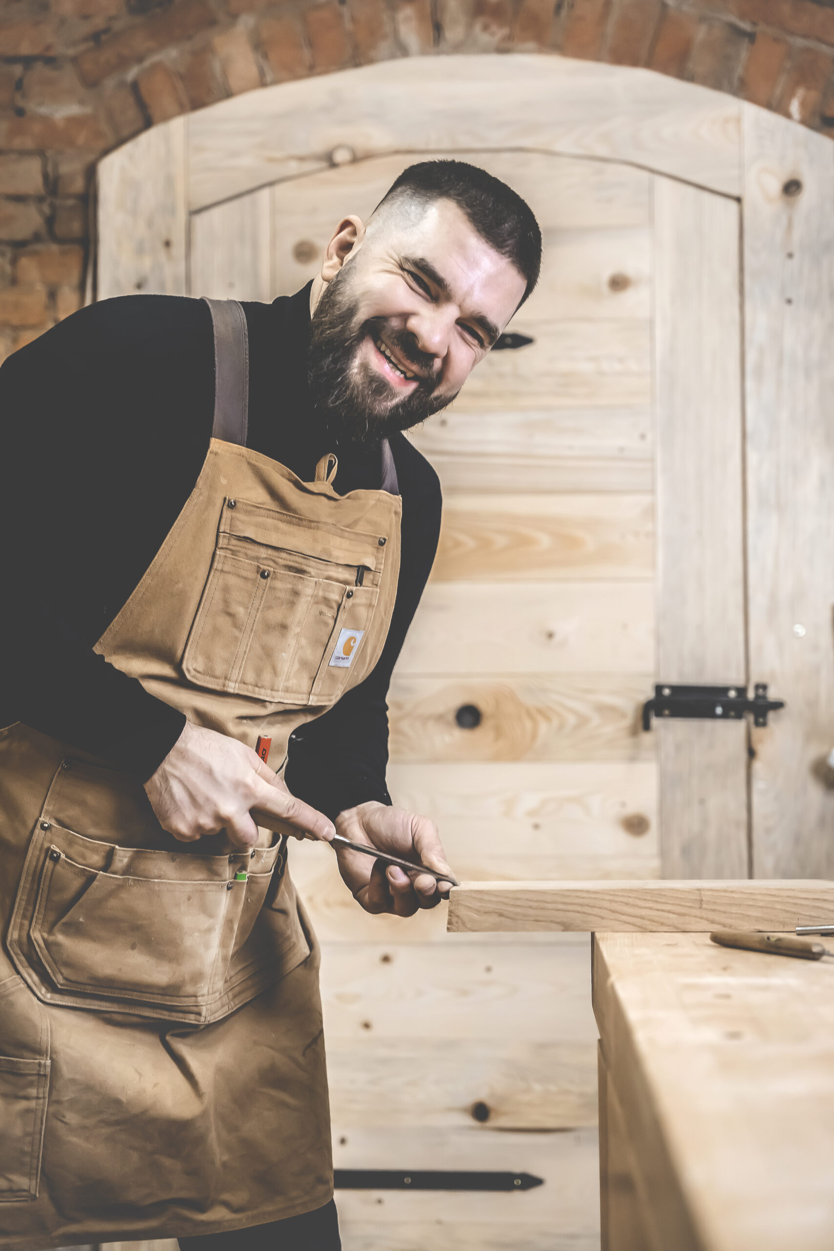 Stolarz Radosław Grabski używa dłuta do pracy z drewnem, dziękuję za kontakt